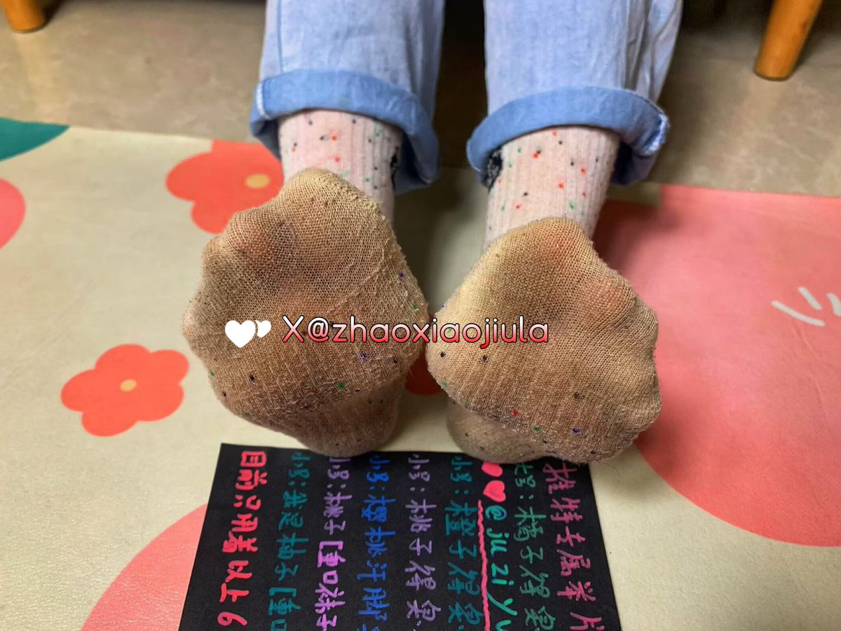 ocdc8r's tweet photo. 软软的棉袜，悄悄陪我走过15天，脚底那层浅浅的暖棕色痕迹，是被足心温度轻轻晕染开的温柔���记。原味亲密又安心。

靠近一点，你就能闻到袜子那独一无二的味道——像在低声说：“今天也被我好好包裹着呢。” https://t.co/7TisjXmoiQ
