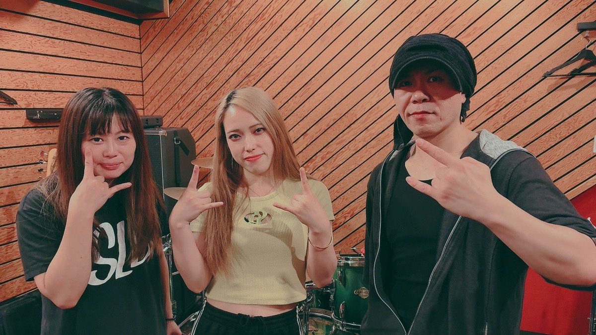 sallyrose4's tweet photo. 本日は7/12(日)のSally〈Band Style〉のライブリハでした🔥
(UYUちゃんはエネルギーチャージ中！)

やっぱりこの楽器陣はマジで半端ない！！
めちゃくちゃカッケェ😆✨

長めの演奏時間ですが超ハイテンションなセトリで挑みます！！
ぜひ一緒に拳上げましょう！！🤘

そして！この日は先日のSally 1stワンマンのメモリアルブックの発売日✨

デジタル版も検討中ですが、
冊子での販売は数量限定(完売次第終了)なのでぜひお見逃しなく🌸