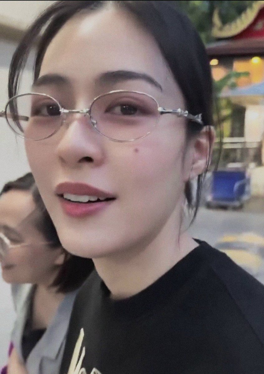 Pas_Kkkyo's tweet photo. แว่นตี๋ คิ้วปลิง ตาขีด แบบนี้ต้องวิ่งแลกที่ไหนคับ https://t.co/nh4PgRn5Sv