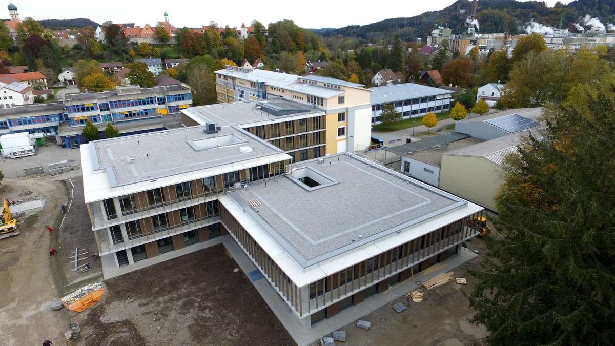 visegrad24's tweet photo. BREAKING:

🇩🇪 School shooting at a gymnasium, Welfen-Gymnasium in the town of Schongau, Bavaria, Germany.

Several people have sustained serious injuries, and the suspected attacker has been detained. https://t.co/9ioy3d6qge