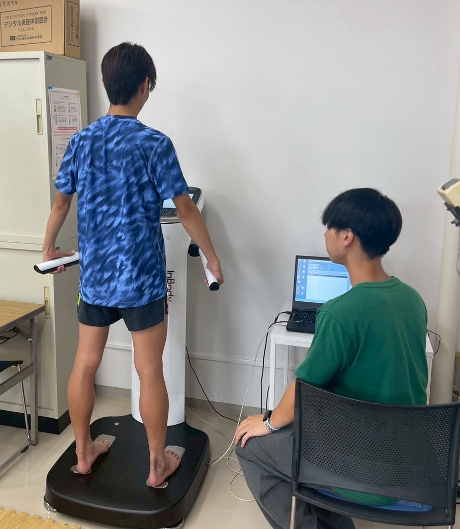 aisan_running's tweet photo. #至学館大学 栄養科学科の授業の1コマを頂き、選手のInBody測定を行いました🔍
学生さんにご協力いただき、骨密度やベジチェックなど、普段できないような測定まで体験。選手自身の身体を知る絶好の機会になりました🏃‍♂️
@sgk_snst 
#愛三工業陸上部 https://t.co/GhAANfSY0Z