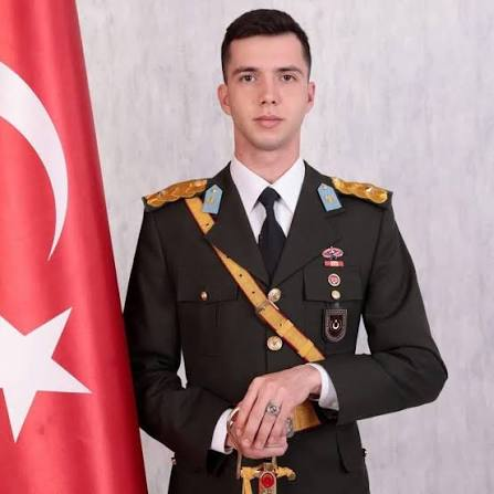 Bandral11's tweet photo. Barış Terkoğlu "TSK’dan ihraç edilen teğmenlerden İzzet Talip Akarsu: 'Ben artık bir yüksek lisans öğrencisiyim. Teğmen olmasam da bu akademik toplantıyı izlemek istiyorum' deyip NATO Genel Merkezi'ne akreditasyon başvurusu yapıyor.
Ankara'da NATO toplantısına katılıyor. Çok enteresan bir şey oluyor. Toplantı sırasında Avrupa Birliği'nin Türkiye'ye ilişkin. üyelik delegasyonunda bulunan isim ve Türkiye'nin Avrupa Birliği üyesi olup olamayacağı, Türkiye'nin Avrupa yoluna gidip gidilemeyeceği sorusu soruluyor.
AB delegasyonundaki üye diyor ki: 'Hayır. Türkiye, insan hakları ihlalleri, demokratik kriterler nedeniyle Avrupa Birliği'nden tamamen ayrı bir çizgide.'
Ve orada salonda kim el kaldırıyor? İzzet Talip Akarsu: 'Sayın diplomat, madem diplomasinizi insan haklarına, demokrasiye dayandırıyorsunuz; İsrail Gazze'de bu katliamları yaparken, İsrail ile kurduğunuz ilişkide aynı kriterleri uyguluyor musunuz?'
Siz bir teğmenin üzerinden üniformasını sökersiniz. Ama o gider, üzerinde takım elbise olduğu halde, kimseyi karalamadan, yalan da söylemeden, sorulması gereken bir soruyu sorar."