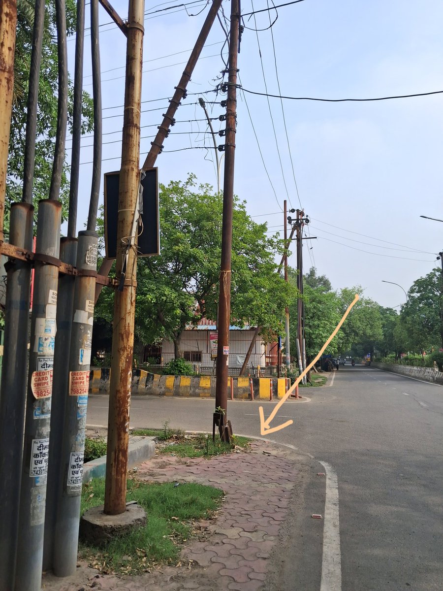 PawanSinha17's tweet photo. URGENT 
The base of the last electrical pole near the boundary wall (Gate 1 exit, Vivek Vihar AWHO, Sec-82, Noida, opposite Kendriya Vihar Temple) is heavily rusted. 1 of 3 welded supports is broken. Risk of falling! Please fix ASAP.
@PVVNLHQ @CeoNoida @PvvnlMD @dmgbnagar https://t.co/FeFMW3yQnM
