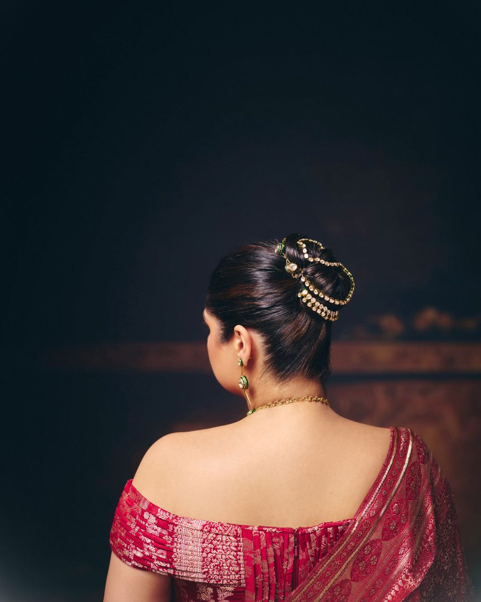 TheDailyJagran's tweet photo. Anshula Kapoor Shines at Her Wedding Reception in a Stunning Bridal Ensemble.
.
.
@anshulakapoor
#AnshulaKapoor #WeddingReception #Newlywed #BridalLook https://t.co/4xn59gnh9t