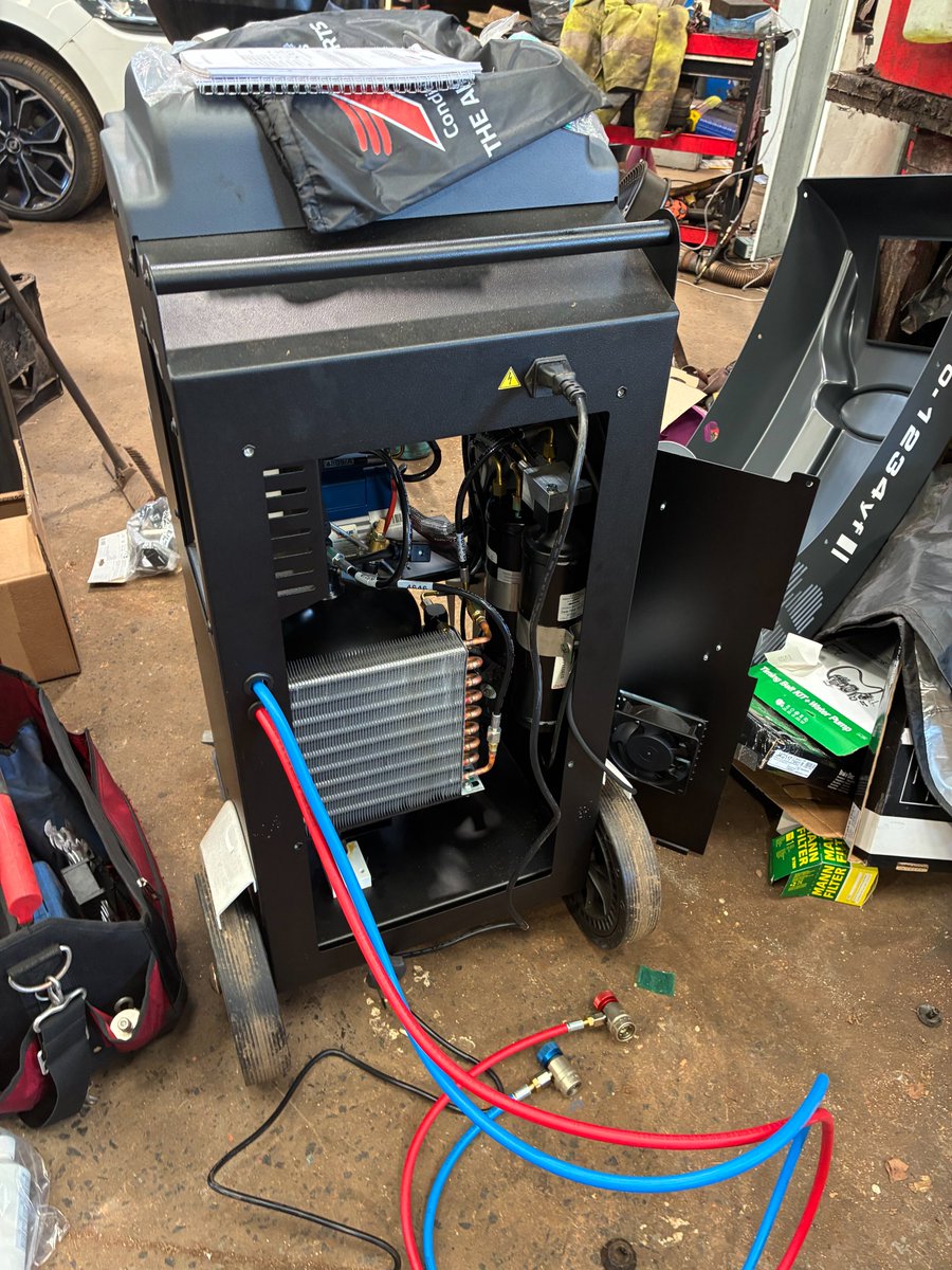 APAuto4's tweet photo. ❄️ Ready to re-gas!
🧰 Chilton Motors have just had their #R134A & #YF #CTR #airconmachines serviced by Jon ahead of the next #heatwave 🔥
If your unit needs attention please ☎️ 01453 796905
#densoctr #kheosplus #kristalbase #chargingstation #acservice #regas #Automotive https://t.co/JwInPOco6y