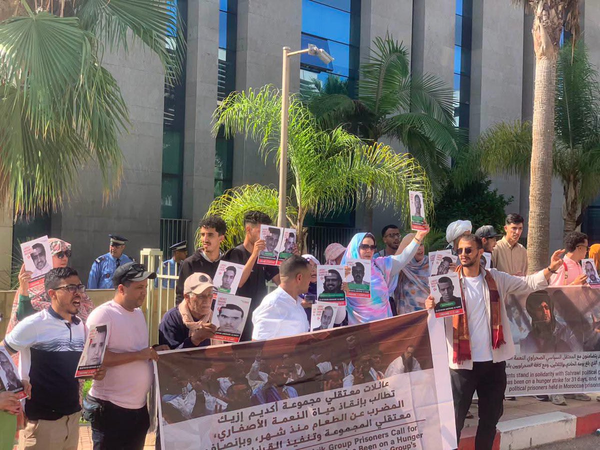 Brahim_Dihani's tweet photo. .. soutenues par un groupe de militants et par nos étudiants sahraouis. Ils y ont scandé des slogans dénonçant la politique de la sourde oreille de l'État occupant face aux revendications des prisonniers politiques sahraouis en grève de la faim dans les prisons marocaines https://t.co/PjyEUYNLW2