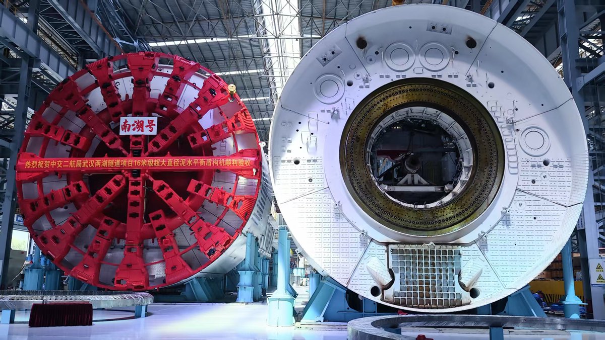ChinaDaily's tweet photo. #China's super-large shield tunneling machine is ready to start excavation for a Wuhan tunnel #project. Custom-built by CCCC Tianhe Mechanical Equipment Manufacturing Co Ltd, the 16-meter-diameter #machine features domestically developed core technologies and will help accelerate construction of the underwater #tunnel and enhance Wuhan's urban transport network. (Photos: Lu Zhongqiu)