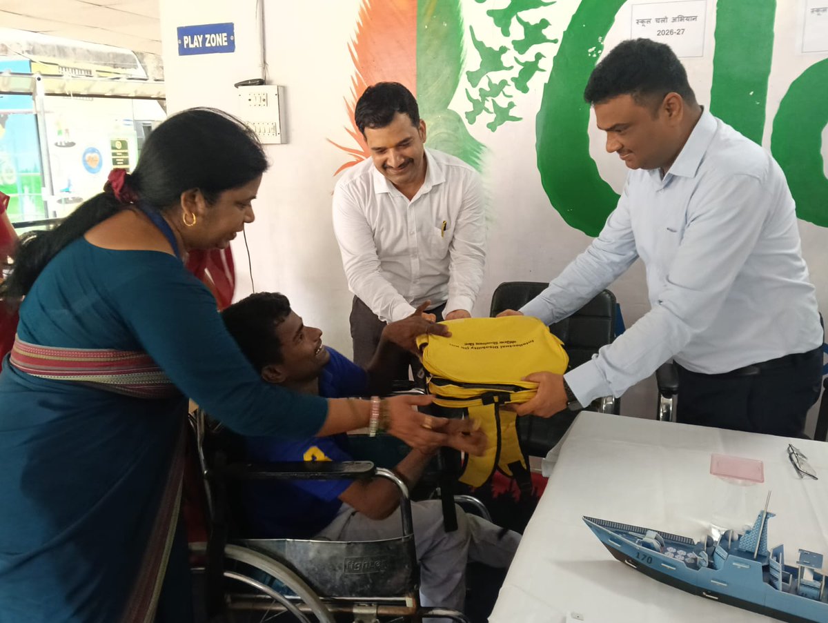 cballahabad's tweet photo. Under #SchoolChaloAbhiyan, Shri Nagesh Kumar Pandey, CEO Cantt Board distributed educational kits and hearing aids to hearing-impaired children at Udaan Special School. A meaningful step towards inclusive education and empowering every child to learn, grow, and thrive.  @pddecc https://t.co/Qsdxx1uoD3