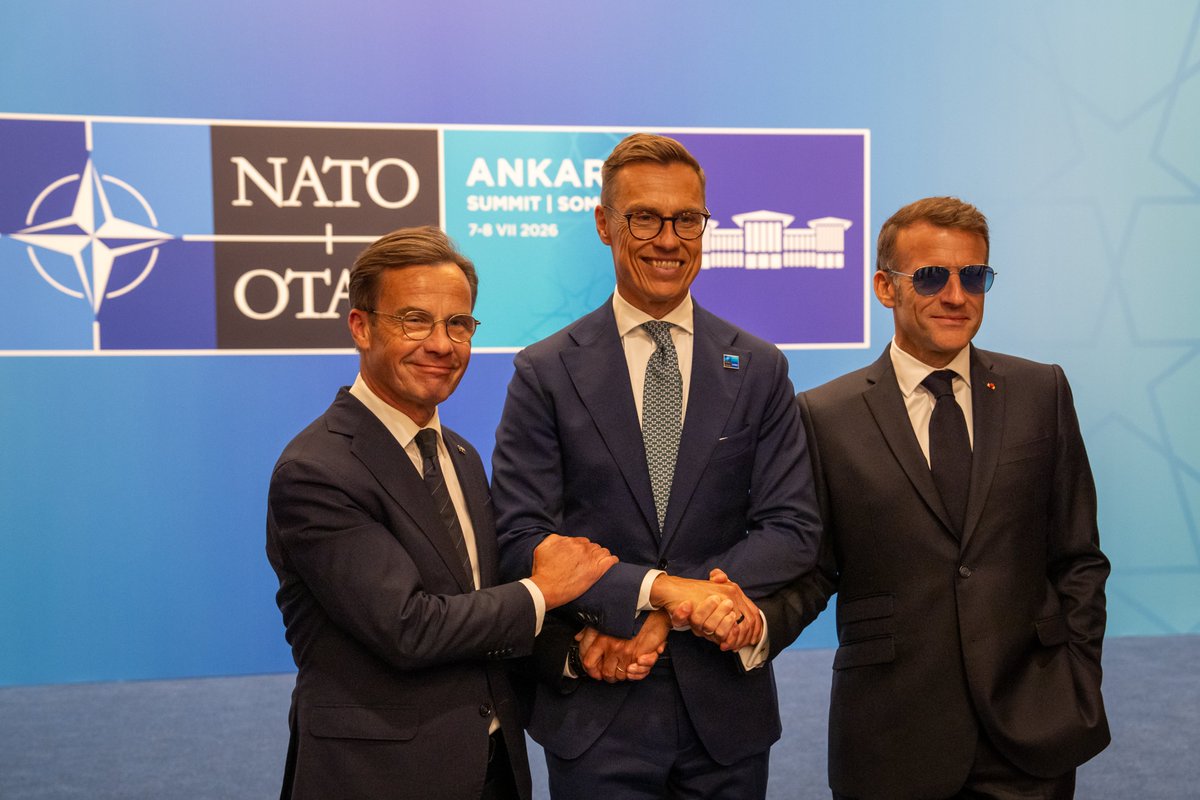 EmmanuelMacron's tweet photo. Aux côtés de la Finlande et de la Suède, la France contribuera aux rotations des Forces terrestres avancées de l’OTAN en Finlande. Nos soldats prendront part à la sécurité du Grand Nord.

Nous donnons corps chaque jour à cette Europe plus forte, dans une OTAN plus forte. https://t.co/R4L8tZlrd7