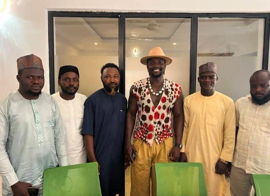 jaywhitemyke's tweet photo. New Nigeria is POSSIBLE ✊✊✊ 
Representatives from Arewa Community came to the RATEL HEADQUARTER, ABUJA to hold meeting with the RATEL PRESIDO Verydarkblackman .... 
To have a stronger RATEL BASE IN THE NORTH ✊✊✊. https://t.co/x4UJkx80ly