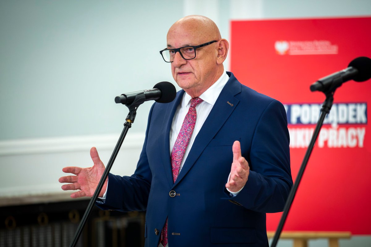 pipgip's tweet photo. Od dziś inspektorzy pracy ruszają do kontroli wszędzie tam, gdzie umowa cywilnoprawna zastępuje umowę o pracę - mówił Główny Inspektor Pracy Janusz Krasoń na wspólnej konferencji z marszałkiem Sejmu @wlodekczarzasty, ministrą @a_dziemianowicz i prezesem @zus_pl Liwiuszem Laską. https://t.co/6Wawmt13qs