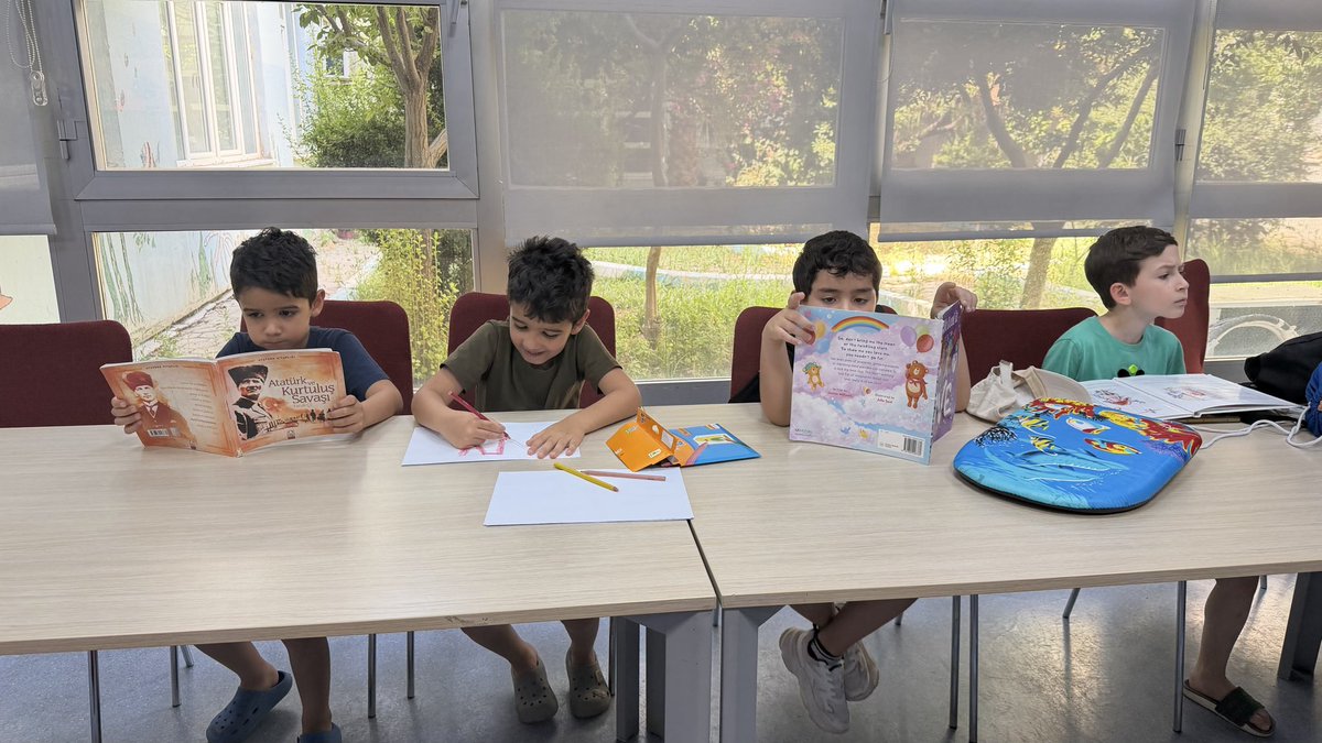 bhcshrMardin's tweet photo. 📚 Yaz okulunda güne okuma ile başladık.

Kitaplarla geçen her an; merakı, hayal gücünü ve öğrenme sevgisini büyütüyor. Çocuklarımız, yeni güne sayfaların rehberliğinde keyifli bir başlangıç yaptı. ☀️✨

#BahçeşehirKoleji https://t.co/hXz90y8UbY