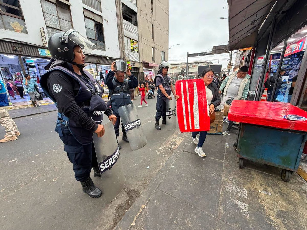 MuniLima's tweet photo. 🚨 #CercadoDeLima l Fiscalizadores, agentes de UNOES y personal del Grupo de Intervenciones Rápidas (GIR), despejaron pistas y veredas que pretendían ser ocupados por comerciantes informales en los conglomerados Mesa Redonda y el Mercado Central.

Retiramos objetos que obstruían el paso y recuperamos espacios para garantizar el libre tránsito.