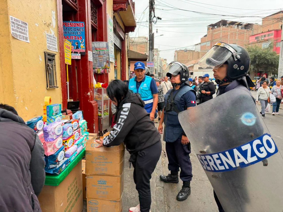 MuniLima's tweet photo. 🚨 #CercadoDeLima l Fiscalizadores, agentes de UNOES y personal del Grupo de Intervenciones Rápidas (GIR), despejaron pistas y veredas que pretendían ser ocupados por comerciantes informales en los conglomerados Mesa Redonda y el Mercado Central.

Retiramos objetos que obstruían el paso y recuperamos espacios para garantizar el libre tránsito.