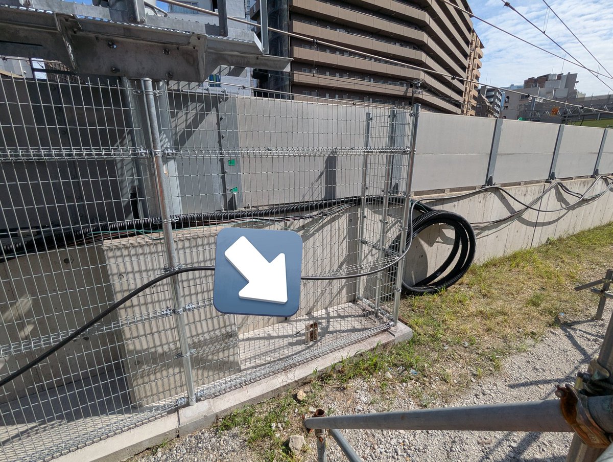 heian_ex's tweet photo. 失われたと思われた阪急中津駅前に埋まってた双頭レールですが、500mほど北側へ行った、うめきた地下線が地上へ出る辺りで、JR用地内に再度同じように埋設され「復元」されているのを発見しました。付近はまだ工事中なので見にくいですが、工事関係者の計らいに感謝！ https://t.co/FawuICYhIN