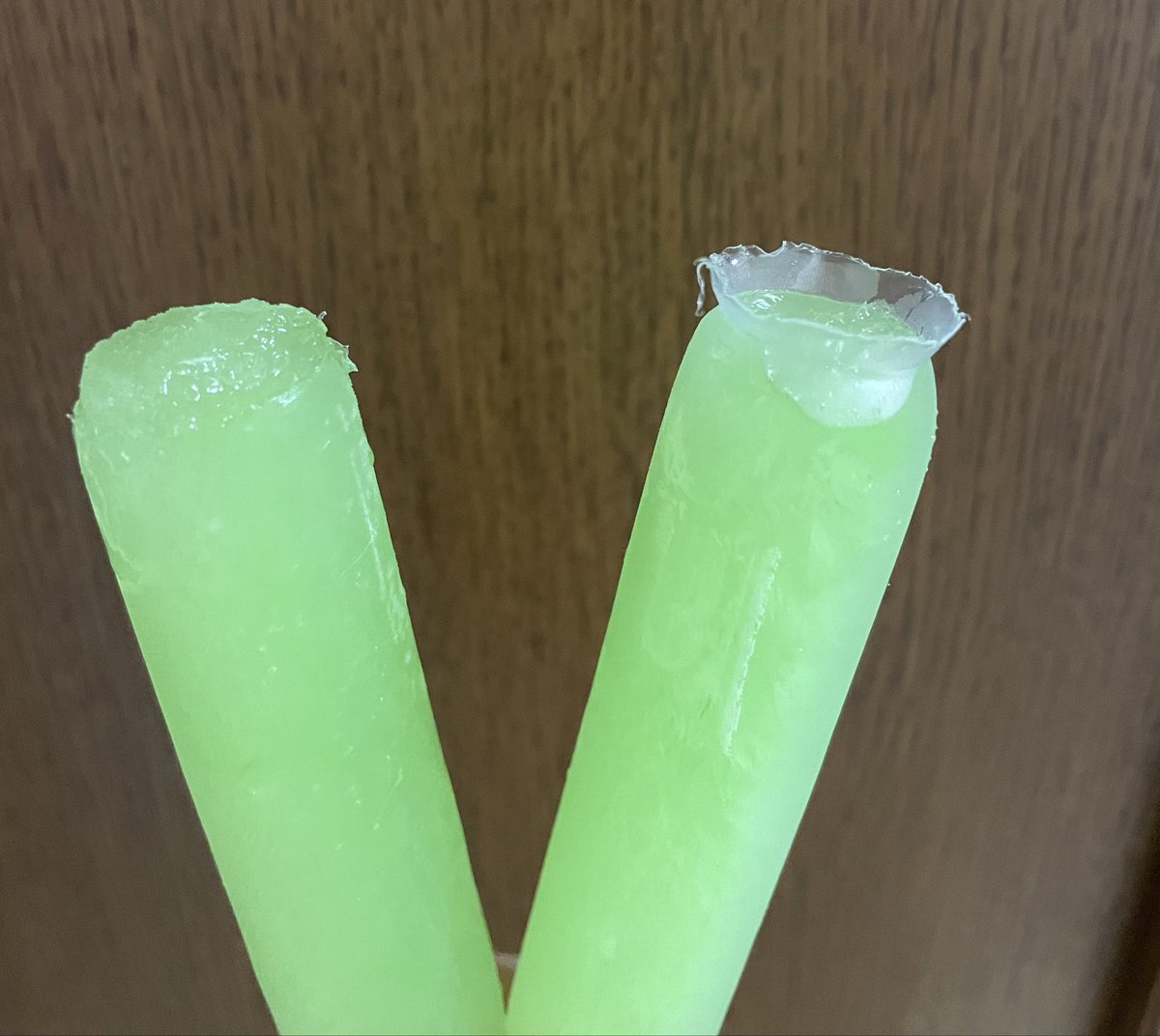 akari_no_hibi's tweet photo. チューペットって
なかなか綺麗に割れなくないですか？

こうなる率高めです😂

私が下手なのかもー！！！ https://t.co/tBV8J9rIsH