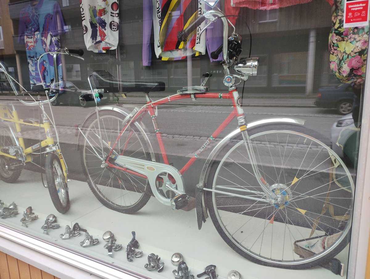 charider_kubota's tweet photo. 輸送用段ボールを貰いに行った自転車屋さんに、古い自転車が展示されていた https://t.co/XfxZ38r1fD