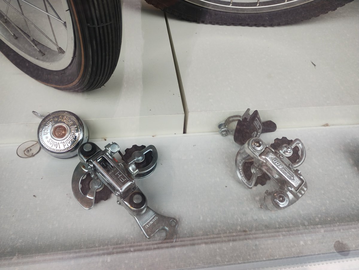charider_kubota's tweet photo. 輸送用段ボールを貰いに行った自転車屋さんに、古い自転車が展示されていた https://t.co/XfxZ38r1fD