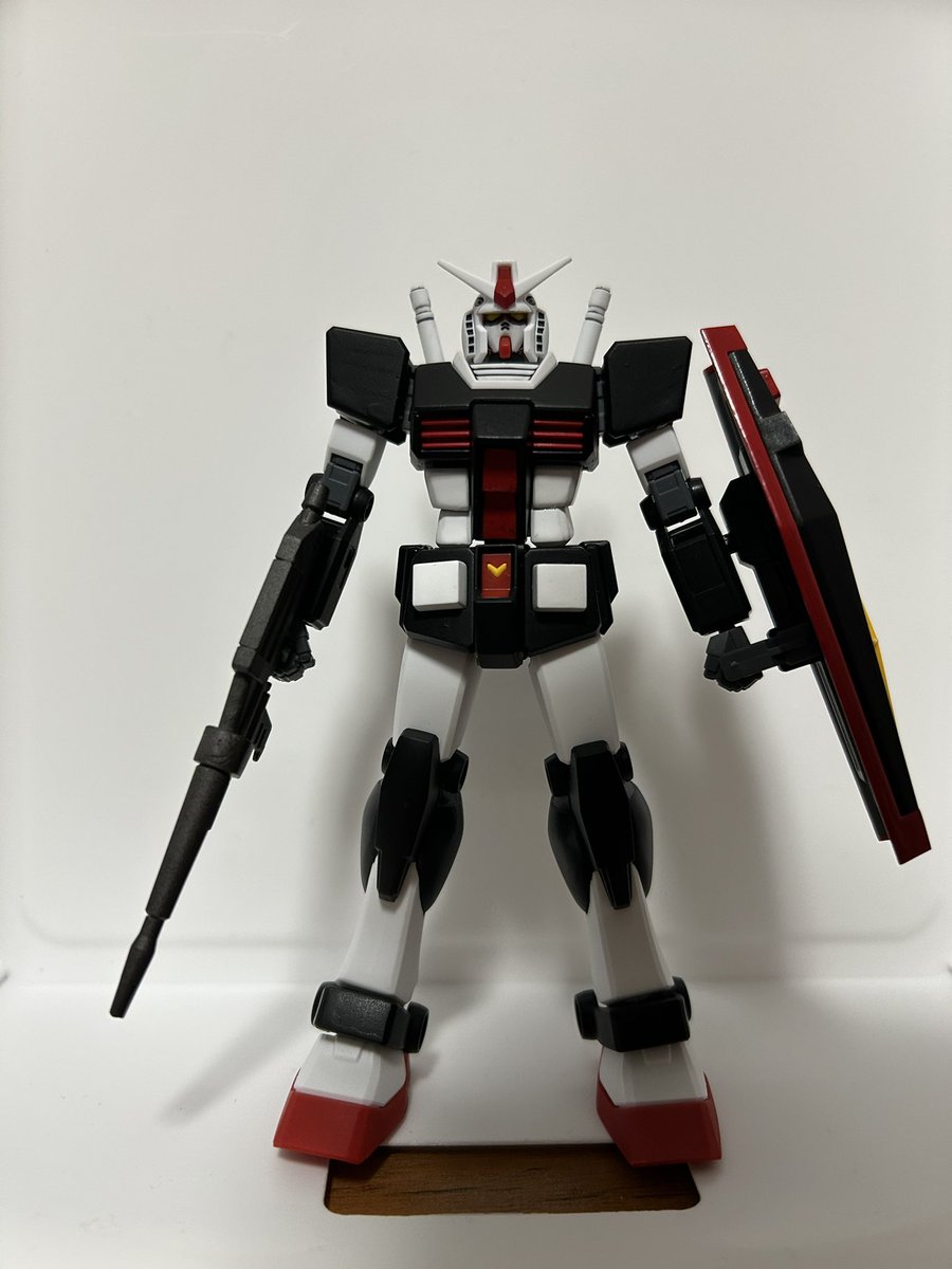 m_naoking's tweet photo. EGガンダムを筆塗りして、プロトタイプ風にしてみました！！
塗料は黒と赤と白だけ🤣🤣
結構かっこよく出来ました✌️
飾っておこう！
 #ガンプラ #エントリーグレード https://t.co/BaxPJID4jm