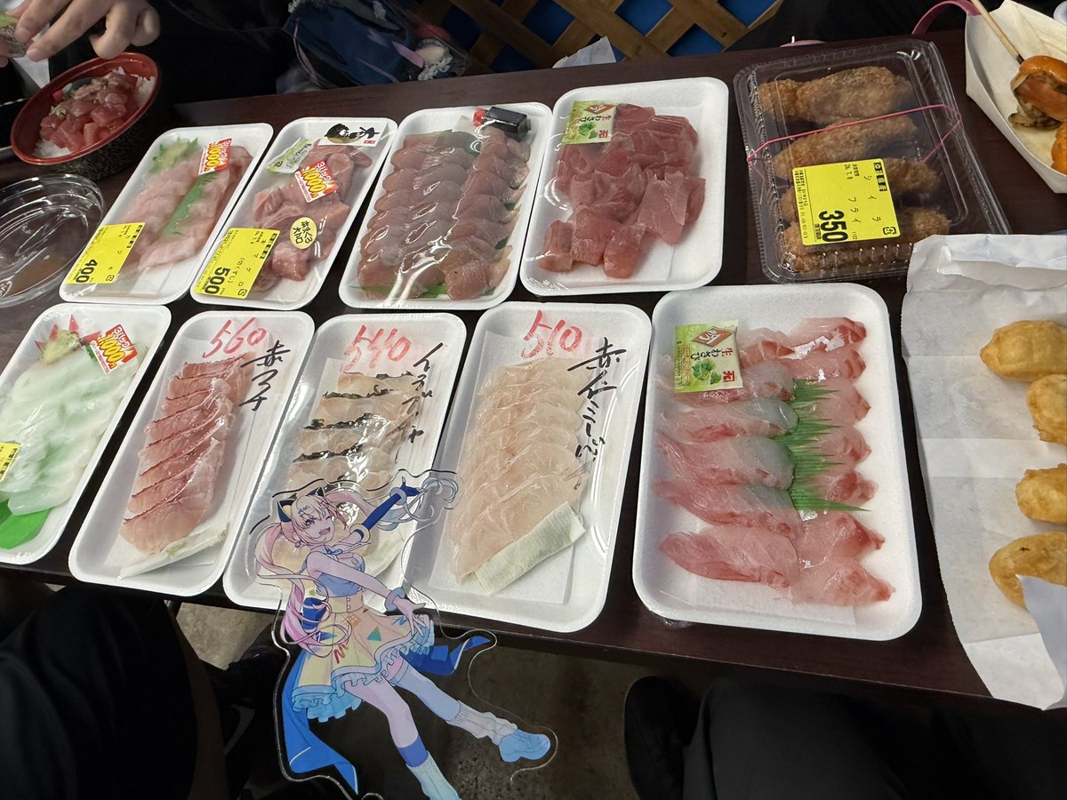 kiban_ch's tweet photo. ゆめんそーれ沖縄DAY3の昼食！

泊いゆまちでたくさんのお魚をいただきました🐟✨

お刺身
・アカマチ
・クルキンマチ
・イラブチャー
・アカジンミーバイ
・本まぐろ
・キハダマグロ
・カジキマグロ
・セイイカ

フライ
・シイラ
・マグロ

どれも美味しかった〜！

#なかまちみられ
#ゆめみた47_沖縄 https://t.co/vm0aIAindA