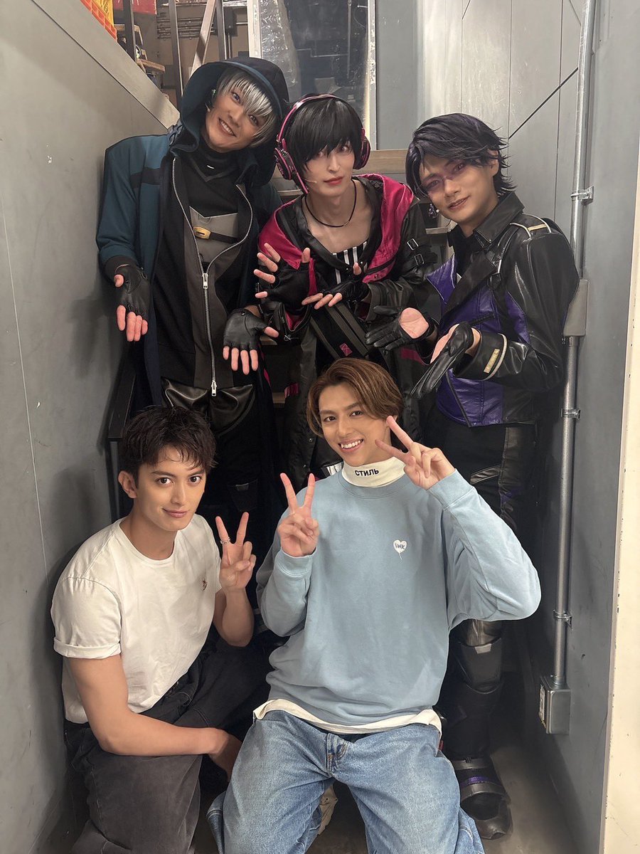 masafumi21yoko's tweet photo. Action Stage
「エリオスライジングヒーローズ」
-New Dawn-
5日目終了しました
司令の皆様、ありがとうございました
今日はシャッフルトークもあり楽しすぎた一日でした
今日もかな
仲間たちを信じて最後まで
そしてまた仲間たちに逢えますように
🦔💨
#エリオスR 
#エリステ https://t.co/OSuvRm8Y8U