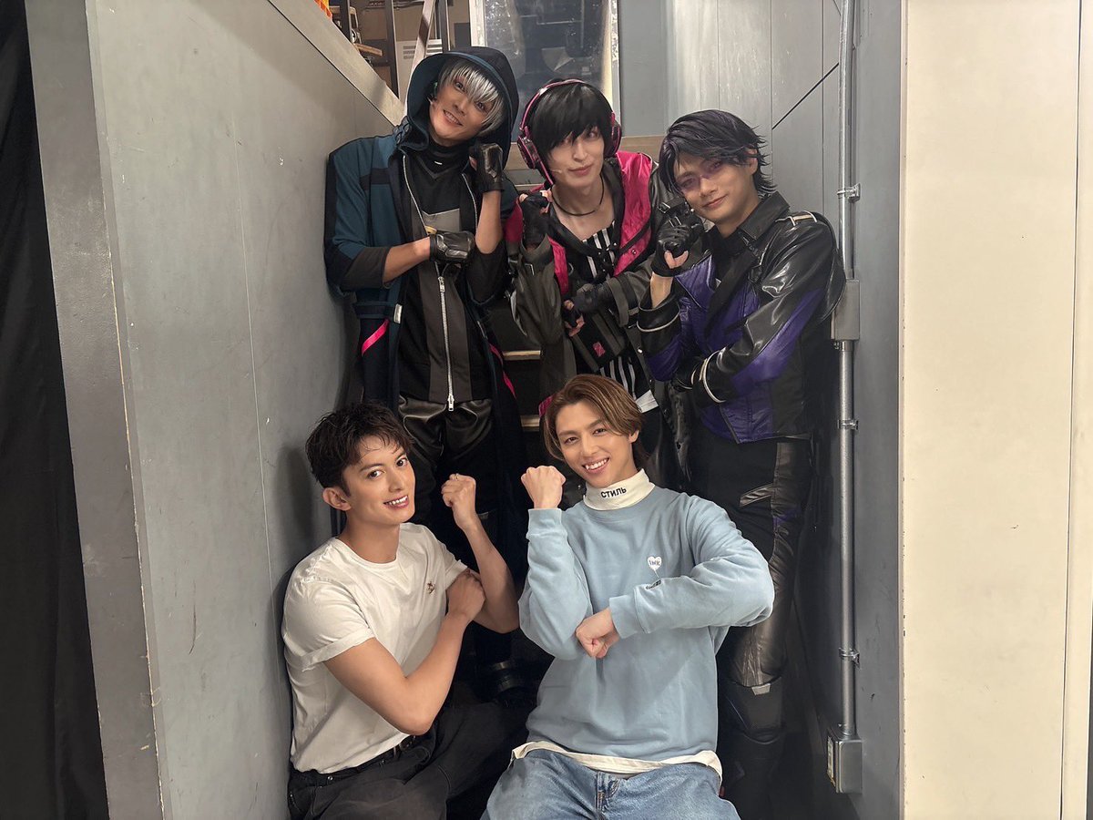 masafumi21yoko's tweet photo. Action Stage
「エリオスライジングヒーローズ」
-New Dawn-
5日目終了しました
司令の皆様、ありがとうございました
今日はシャッフルトークもあり楽しすぎた一日でした
今日もかな
仲間たちを信じて最後まで
そしてまた仲間たちに逢えますように
🦔💨
#エリオスR 
#エリステ https://t.co/OSuvRm8Y8U