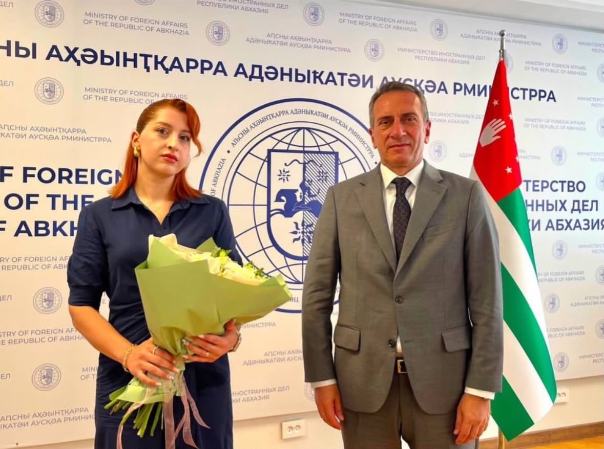 KAFFED's tweet photo. KAFFED Abhazya Çalışma Grubu Üyesi Dr. Elçin Başol, Abhazya Dışişleri Bakanlığı’nda Temaslarda Bulundu

KAFFED Abhazya Çalışma Grubu üyesi ve Adnan Menderes Üniversitesi öğretim üyesi Dr. Elçin Başol, 7 Temmuz tarihinde Abhazya Cumhuriyeti Dışişleri Bakanlığı’nda bir dizi temas gerçekleştirdi.

Abhazya Cumhuriyeti Dışişleri Bakanı Oleg Bartsits ile yapılan görüşmeye, Dışişleri Bakan Yardımcısı İrakli Tuzhba ve Abhazya Cumhuriyeti Repatriasyon Devlet Komitesi Başkan Yardımcısı Astamur Bagatelia da katıldı.

Görüşmede Dr. Elçin Başol, uluslararası platformlarda yürüttüğü akademik ve insani çalışmalar ile Abhaz halkının kültürel kimliğinin korunması ve haklarının uluslararası düzeyde görünürlüğünün artırılmasına yönelik faaliyetleri hakkında bilgi verdi.

Abhazya Dışişleri Bakanı Oleg Bartsits ise, Abhazya’ya ilişkin doğru ve nesnel bilgilerin uluslararası kamuoyuna aktarılmasının önemine dikkat çekerek, diaspora mensuplarının bu süreçte üstlendikleri rolün değerli olduğunu ifade etti. Bakan Bartsits ayrıca, Dr. Başol’a Abhaz halkının haklarının uluslararası platformlarda savunulmasına yönelik katkıları ve tarihî vatanla bağların güçlendirilmesine yönelik çalışmaları dolayısıyla teşekkürlerini iletti.