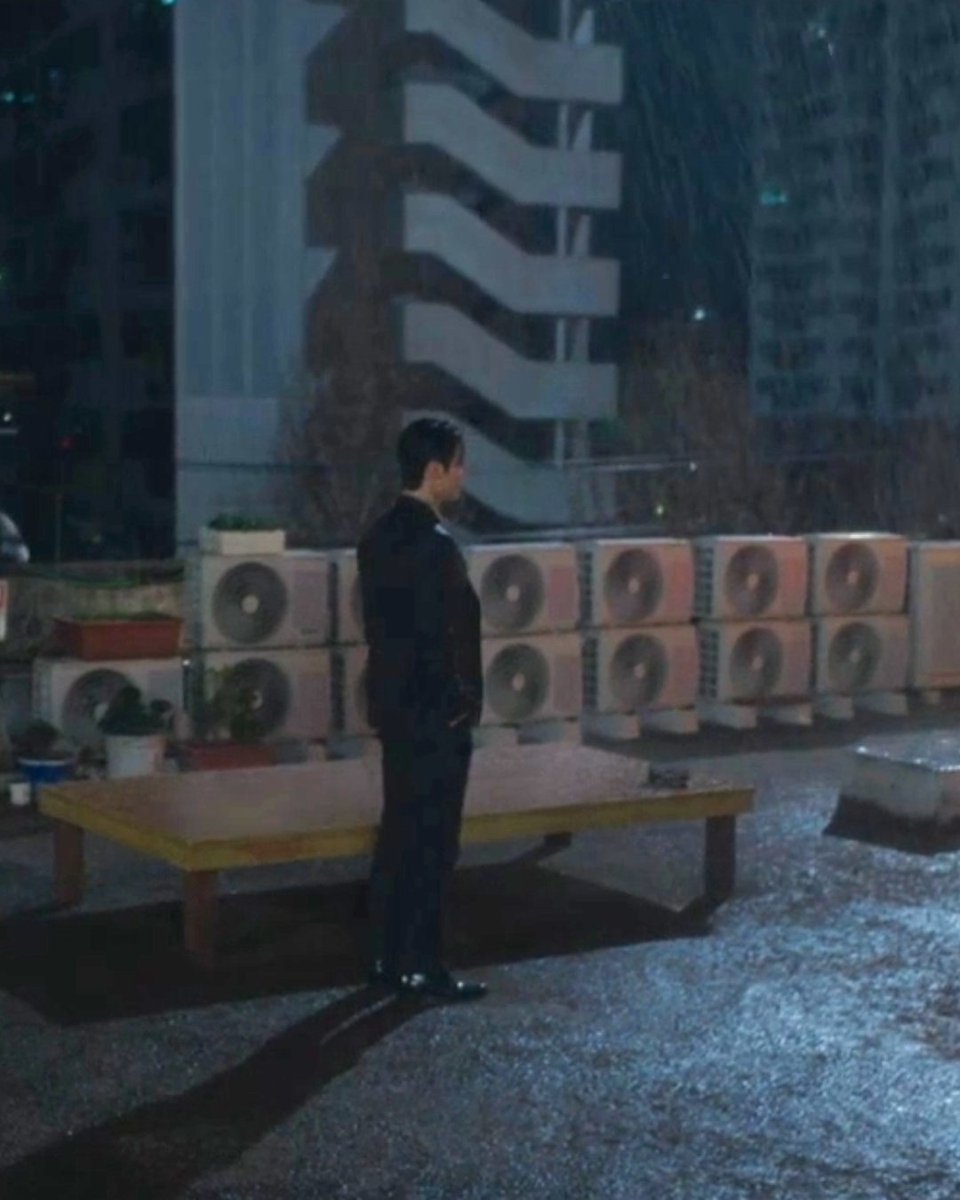 mollawayy's tweet photo. idk if everyone has already noticed this, but in ep 5 when cha segye was pathetically rejected by seori, he still cared enough to bring shin seori's bag that was getting wet on the bench inside 😂🤏🏻

#myroyalnemesis #myroyalnemesisep5 https://t.co/HDJiVJNbjt