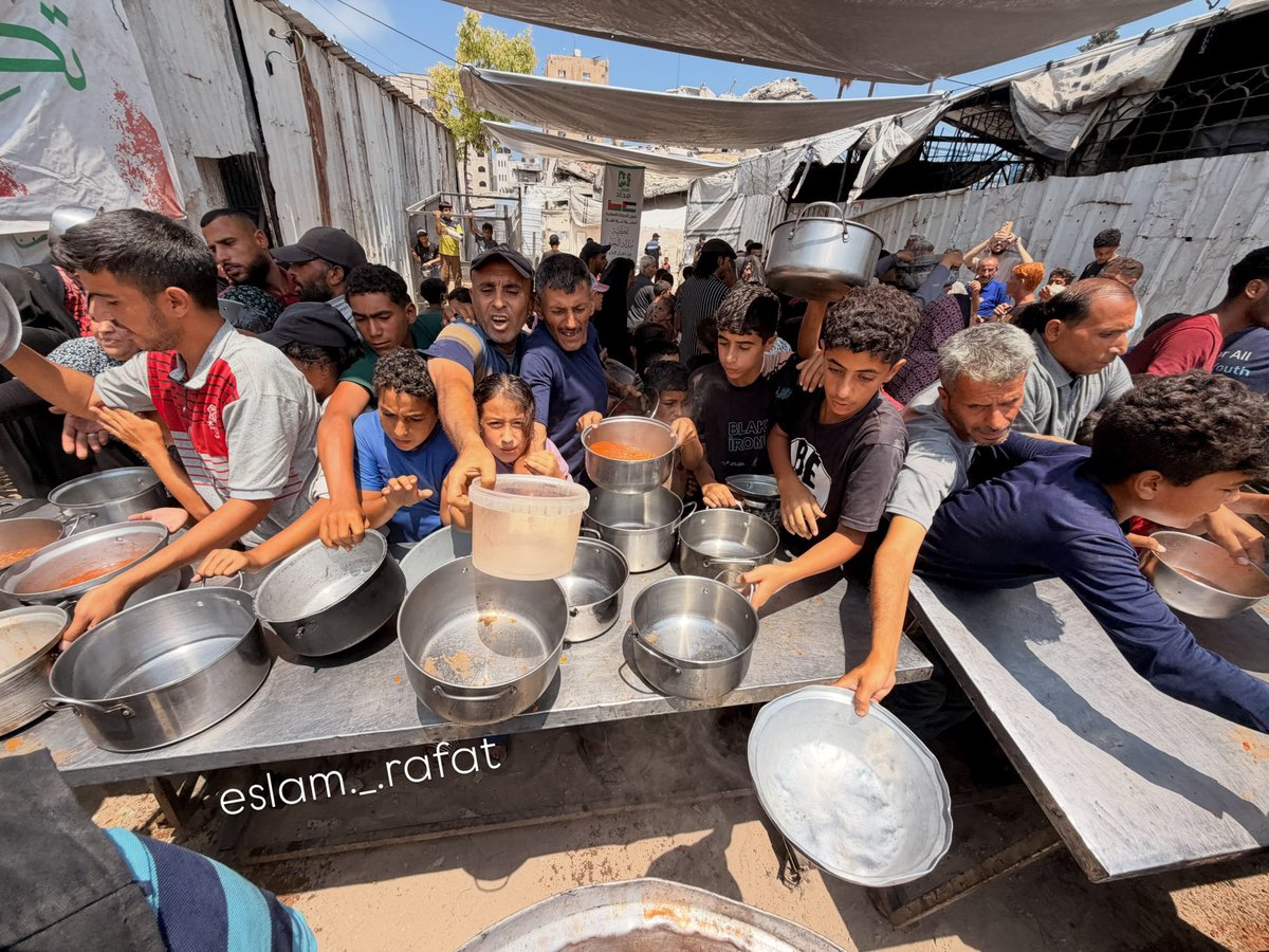 deepakknmh's tweet photo. A heartbreaking look at the reality of survival. Behind every empty pot held out in line is a story of resilience, desperation, and an urgent plea for basic human dignity. Food is a right, not a luxury.
#HumanitarianAid #FamineRelief #WorldHunger #CrisisResponse #HumanRights https://t.co/tKvTvML5QT