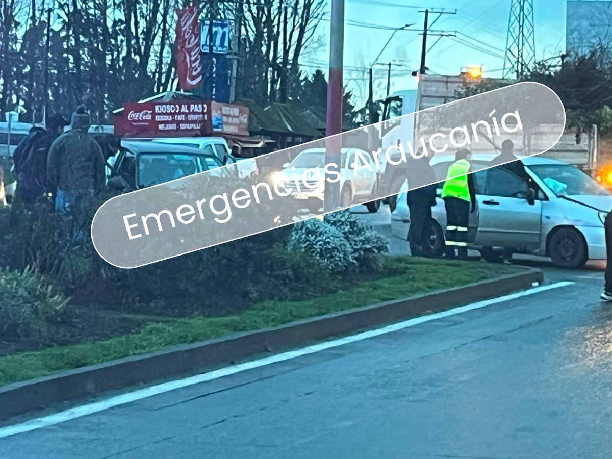hcarcamo69's tweet photo. Cuerpo de Bomberos de #Temuco 🚒BR-3 y 🚒 B-6, Samu trabajando en  10-4-1 colisión de vehículos menores con personas lesionadas 
Longitudinal Sur &amp; Av Guido Beck de Ramberga.
Comuna de #PadreLasCasas https://t.co/M2CzqPw5fM