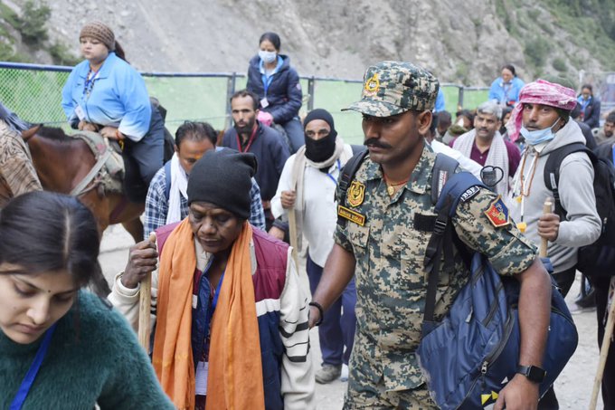 seikh1999's tweet photo. Standing vigilant, serving with compassion. BSF personnel are always ready to support pilgrims, ensuring a safe and secure Shri Amarnath Ji Yatra. #BSF #YatraWithBSF #AmarnathYatra2026  #ARGEGY #PMQs https://t.co/syTAdsVYQ1