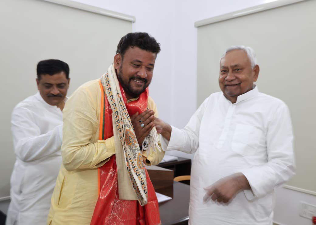 prabhakarjourno's tweet photo. बांकीपुर चुनाव से पहले नीतीश कुमार से आशीर्वाद लेने पहुंचे बीजेपी उम्मीदवार अभिषेक कुमार ।

#Bankipur #BiharPolitics #BJP #JDU #NitishKumar  #BreakingNews @NitishKumar @Jduonline @sanjay_saraogi @BJP4India https://t.co/19zq86rQHN