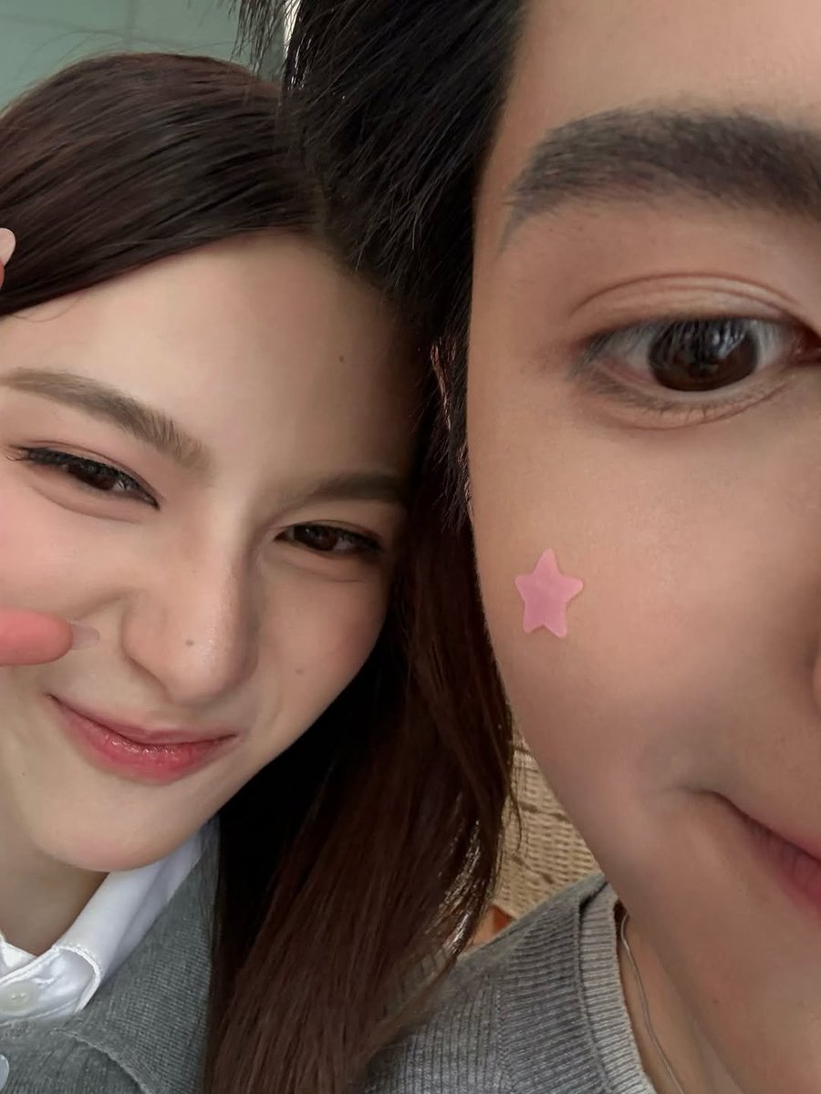 primiitrend's tweet photo. ɪɢ: ᴄᴏᴘᴘᴇʀ.ʙᴜꜱᴏꜰꜰɪᴄɪᴀʟ ᴘᴅᴀᴛᴇ 

ขอบคุณที่ช่วยดูแลนางเอกของมิวสิกวิดีโอเป็นอย่างดีนะคะ คุณทั้งหล่อ ร้องเพลงเก่ง และถ่ายทอดอารมณ์ความรู้สึกออกมาได้อย่างยอดเยี่ยมจริงๆ แถมตัวมิวสิกวิดีโอก็ออกมาดีมากด้วย ขอบคุณที่มาร่วมเป็นส่วนหนึ่งของผลงานชิ้นนี้นะคะ😻💗 

@primiily1_  @cucopper11 

#primiily @primiily1_
#BUS_รักมักยาก_MV