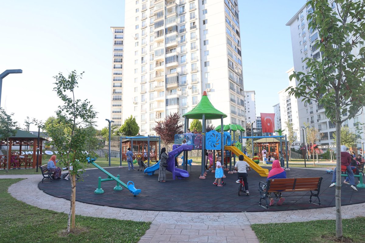 mustafabiyik61's tweet photo. İlçemize kazandırdığımız parklarda her gün onlarca çocuğun oynadığını ve aileleriyle vakit geçirdiğini görmek muhteşem bir duygu. İnşallah parklarımızın sayısını artırmaya devam edeceğiz. https://t.co/vytE513DF9