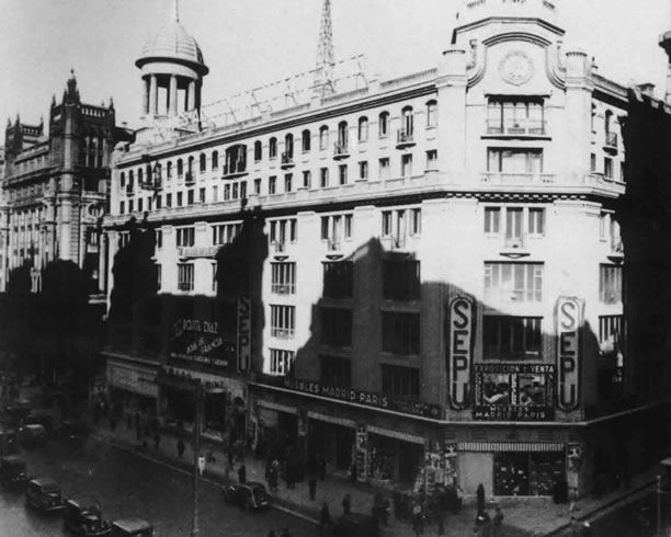 sicofante's tweet photo. 1/8 Madeja antisemita
Gran Vía, 32 (H&amp;M, Primark, La SER) es un ilustre building. En 1934, dos empresarios suizos de origen judío abrieron SEPU, almacén popular pionero en Madrid. Le faltó tiempo a la prensa falangista para lanzar una campaña antisemita. Lo llevaban en los genes. https://t.co/DfujYLrjjn