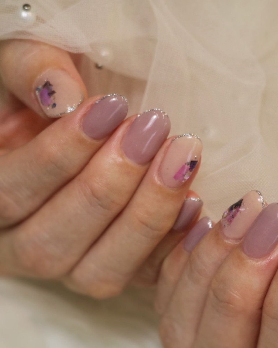 hanamemo87's tweet photo. 【ネイルの記録】　東海市にある「SistersNail」さんです。

6月ネイル💅✨

副業先の雰囲気も分かってきたけど、
まだ少し様子見😊

今回は淡いピンク×ラベンダーに、
キラキラを少しだけプラス✨

シンプルだけどお気に入り♡

･･━━　
#はなメモ #ネイル記録 #シンプルネイル https://t.co/VUaamzQYKH