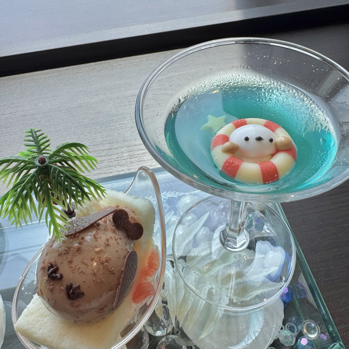 moco_sho_desyo's tweet photo. 夏のシマエナガアフヌンでじぐひらおかえりのお祝い( ･▴･ )🥂
涼しげで可愛くて美味しかった♡
もう3年経ったんだなぁとしみじみ。
あの日の気持ちを忘れずに穏やかに自分なりのペースで応援するのみ🥰
#じぐひらおかえり3周年 https://t.co/6sBiRFS6q5