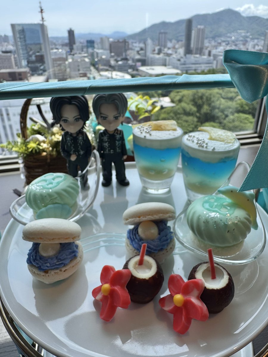 moco_sho_desyo's tweet photo. 夏のシマエナガアフヌンでじぐひらおかえりのお祝い( ･▴･ )🥂
涼しげで可愛くて美味しかった♡
もう3年経ったんだなぁとしみじみ。
あの日の気持ちを忘れずに穏やかに自分なりのペースで応援するのみ🥰
#じぐひらおかえり3周年 https://t.co/6sBiRFS6q5