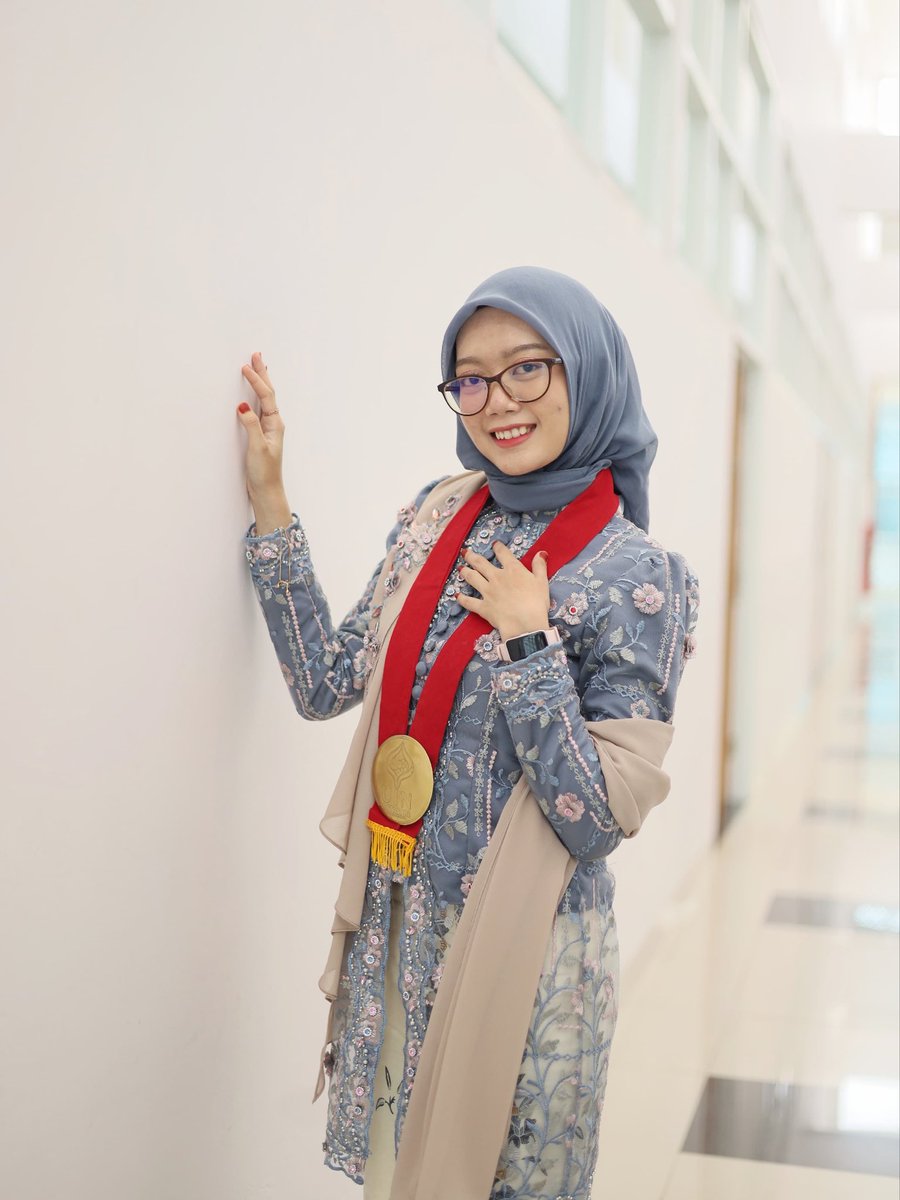 Rayasorayaa's tweet photo. ga pernah pindah kelain hati🤏🏻. ini aku kasih foto waktu wisuda, saat aku pake cushion dari skintific. klo barenbliss biasanya dipake untuk daily. 

udah dilengkapin dgn spf yaa

skintific: https://t.co/6Y9xqiRHsw
barenbliss: https://t.co/R3jFDJSP18 https://t.co/jpf1PWxPkv