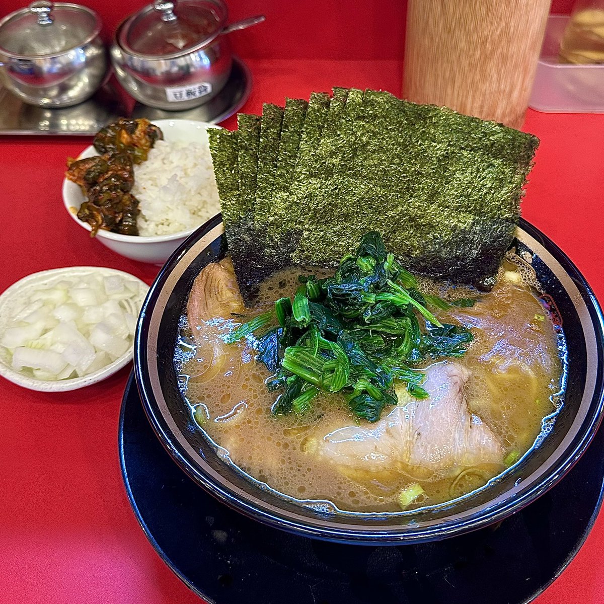 iihztqVMGoq1Sb2's tweet photo. 大輝系直系家系ラーメン大阪家
ラーメン
のり(５枚)
玉ねぎ
ライス

柔め普通多め🐷
動物系しっかりで濃厚
ばっちりキマッたスープ
めちゃ美味しい😍
各種トッピングで
食べ放題ライスとまらん
裏カッパたまらん🤤
最高やった😇 https://t.co/IZR20nH3Fq