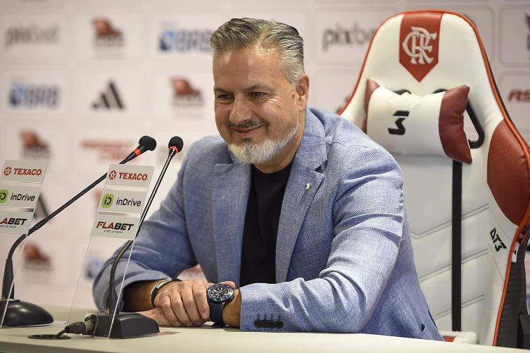 crfmattos's tweet photo. O Flamengo está repetindo um erro que já deveria ter aprendido a evitar: deixar a janela chegar, o calendário apertar e o problema virar urgência.

Hoje já é dia 08 de julho No dia 22 de julho já temos jogo de Campeonato Brasileiro. Faltam duas semanas. E até agora, nenhum movimento público, nenhuma negociação avançada vazando, nenhuma sinalização concreta de reforço chegando.

Aí vem a justificativa: “o Flamengo está esperando a Copa acabar”.

Mas essa desculpa não se sustenta.

O Flamengo vai tirar destaque da França? Da Inglaterra? Da Argentina? Vai buscar jogador que brilhou na Copa e venceu concorrência europeia? Todo mundo sabe que não. Quem se destaca em Copa do Mundo normalmente vira alvo de mercado europeu, não vem para o Brasil no meio da temporada como oportunidade simples.

Então qual é o sentido de esperar a Copa acabar?

Se a ideia é contratar jogadores para compor elenco, reposições pontuais ou apostas de mercado, isso já deveria estar encaminhado há semanas. Esse tipo de contratação não depende de final de Copa. Depende de planejamento, mapeamento e agilidade.

O problema é que o Flamengo vive esperando o cenário perfeito para fazer o básico. Espera a Copa acabar, espera o campeonato parar, espera vender alguém, espera surgir oportunidade, espera o preço baixar. Enquanto isso, o elenco segue curto, jogadores importantes seguem sem reposição e a temporada segue andando.

Isso é planejamento ou improviso com discurso bonito?

O caso do Cebolinha é um exemplo claro de má gestão de elenco. O clube teve tempo para tentar negociar, recuperar algum dinheiro e aliviar uma folha pesada. Preferiu manter um jogador caro, que vive machucado e que há muito tempo não entrega o que se espera. Agora corre o risco de perder sem retorno esportivo e sem retorno financeiro relevante.

O Flamengo não perde dinheiro só quando compra mal. Também perde quando demora demais para vender quem já não entrega mais.

E não dá para tratar cobrança como crise. Cobrar a diretoria por antecipação não é tumultuar o ambiente. É exigir que o clube aja como gigante. O Flamengo tem dinheiro, estrutura, marca, torcida e visibilidade. O que não pode ter é comportamento de clube que só se mexe quando o problema bate na porta.

Se o elenco precisa de reforços, por que esperar até o desespero?

Se os nomes são apostas ou peças para compor grupo, por que não estavam apalavrados antes?

Se não há negociação avançada com ninguém, qual foi exatamente o planejamento da janela?

A verdade é simples: o Flamengo novamente parece entrar no mercado atrasado. E quando o clube se movimenta tarde, paga mais caro, negocia pior e fica refém das poucas opções disponíveis.

Depois não adianta dizer que “o mercado estava difícil”.

Mercado difícil é para quem chega atrasado.
Clube organizado se antecipa.
Clube gigante não espera a crise nascer para começar a trabalhar.