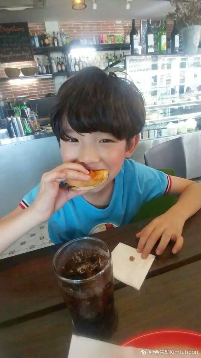 jj_uhooni's tweet photo. 아기되지 이날은 진짜 압도적으로 음식을 사랑하는 애처럼 행복하게 버거세트 푸파중이라 넘웃기구 귀여우ㅠ♡ ♡ https://t.co/C2pcfQkuKE