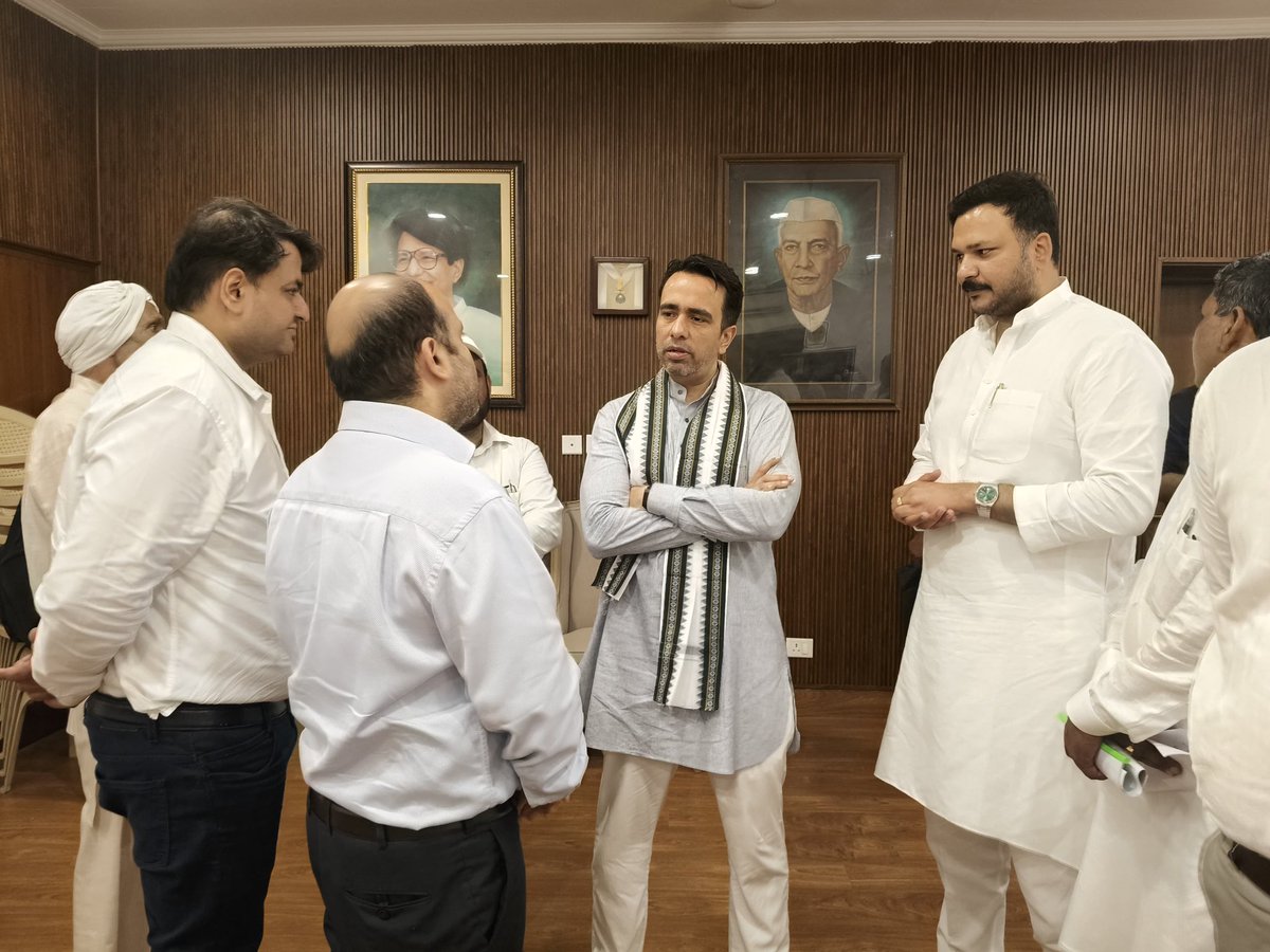 TeamRLD1's tweet photo. राष्ट्रीय अध्यक्ष एवं केंद्रीय मंत्री चौधरी जयन्त सिंह जी के विजन और नीतियों में अपना अटूट विश्वास जताते हुए आज आर्किटेक्ट एसोसिएशन के उत्तर प्रदेश अध्यक्ष श्री अंकित अग्रवाल जी और मेरठ व्यापार मंडल के वरिष्ठ नेता श्री अंशुल गोयल जी ने पार्टी का दामन थामा। https://t.co/Xv8ZxX0uw1