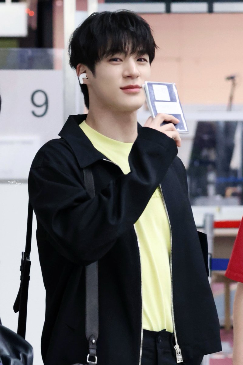 TASOGARE_0423's tweet photo. 260708 HND🛬
૮₍ .◜◡◝₎ა
#제노 #JENO #NCTDREAM #NCT https://t.co/YqiNiVUTma