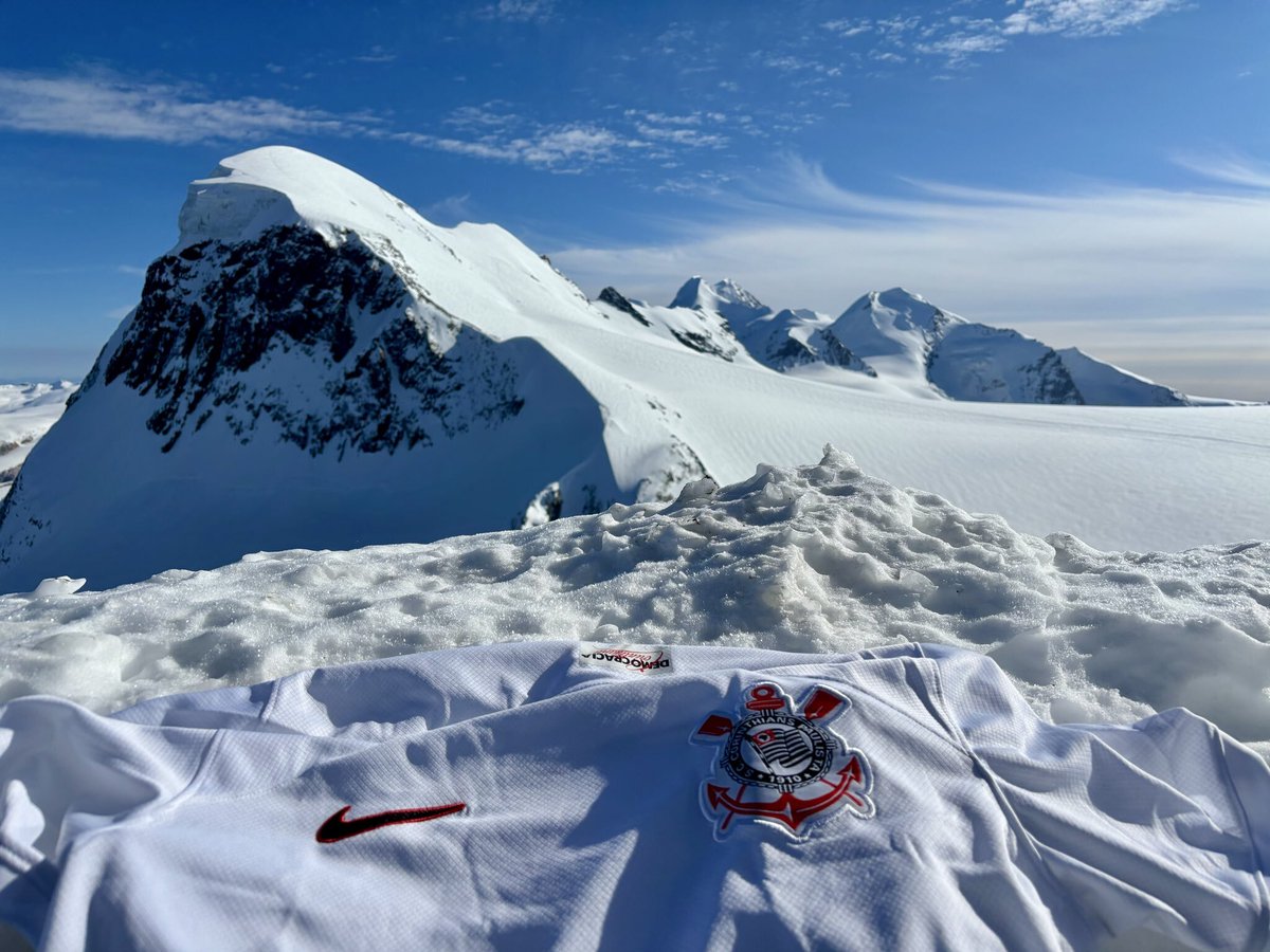Corinthians's tweet photo. A Suíça se classificou para as quartas de final do Mundial, e o manto do Timão aproveitou para marcar presença em um dos cenários mais impressionantes do país! 🇨🇭

Aos pés do Matterhorn, um dos picos mais icônicos dos Alpes Suíços, o manto alvinegro também fez parte da paisagem em Zermatt. 🏔️

📸 Diego Evangelista

#TimãoPelaCopaDoMundo
#TimãoPeloMundo
#VaiCorinthians
