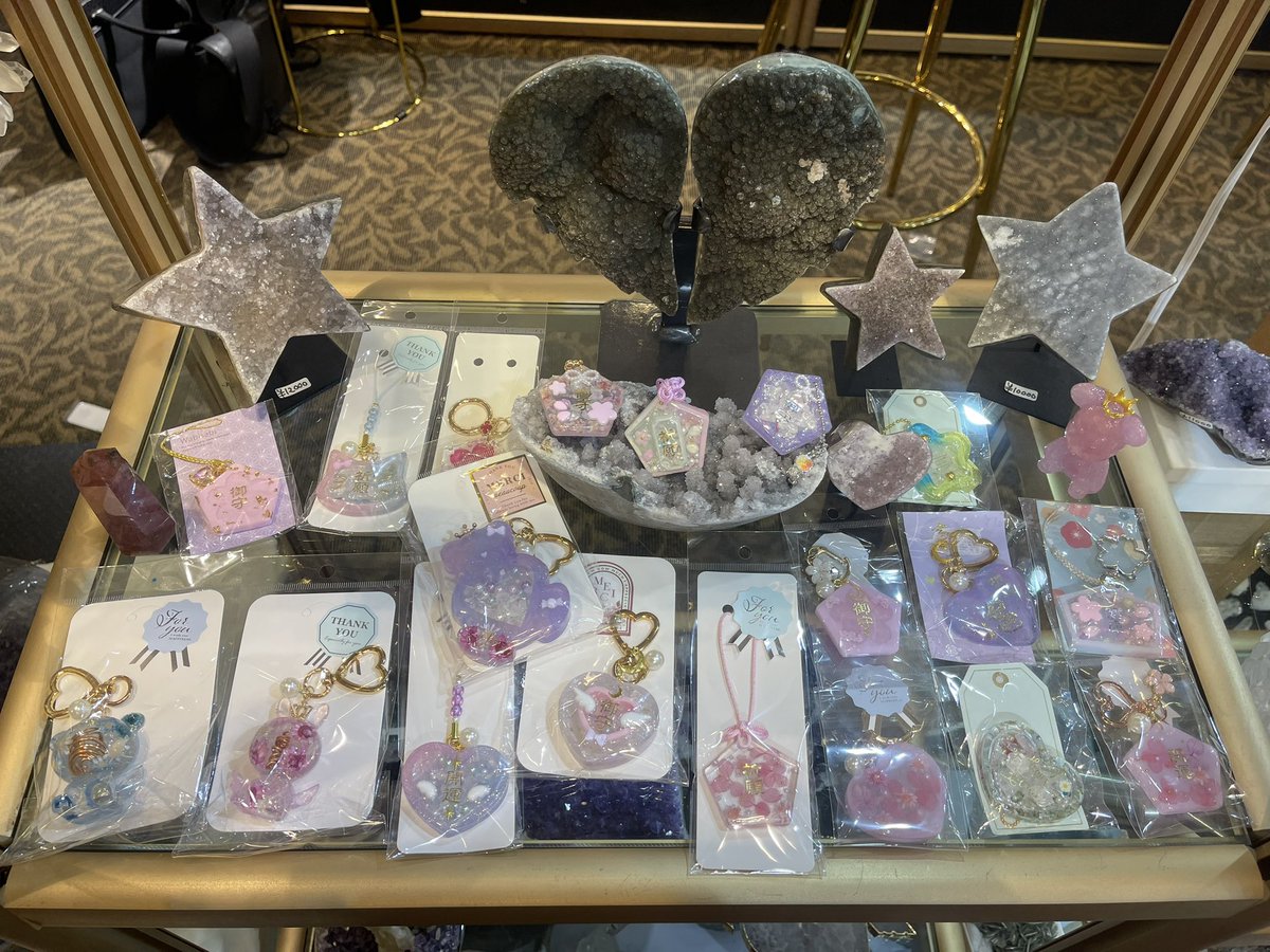 akanerin0703's tweet photo. 🩷明根凛ハンドメイド作品🩷

【天然石入りの御守り】や、【オルゴナイト】等を、⭐️スーパージェムス 浅草橋店⭐️に置いて頂ける事になりました🥹🙏🏻

自分の作品をサンディ社長の素敵なお店に置いて頂けるなんて本当に感激です🥲
ありがとうございます🩷

LIVE配信を始めるとの事で、インスタLIVE配信アカウントが1000人でスタートするそうです✨是非フォローよろしくお願いいたします💕
⬇️
https://t.co/s3oCSH6ysd