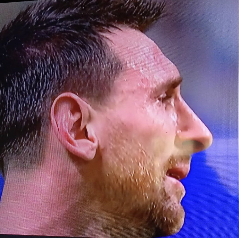 MximaReina1's tweet photo. #mundialdefútbol2026 #MundialDelFútbol2026 
🔴Cuando alguien como Messi es capaz de jugar de esa manera , en esta etapa, en este momento de su vida , solo les queda quitarse el sombrero y aplaudir . https://t.co/qR7sr1ASMD