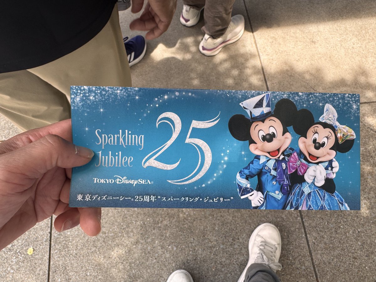 munemune1984's tweet photo. 今日は年パ勢同窓会ということで
シーの25周年に
いやーすごい混んでた

アクアトピアのシールももらえたしよかった https://t.co/xAnL12zQmG
