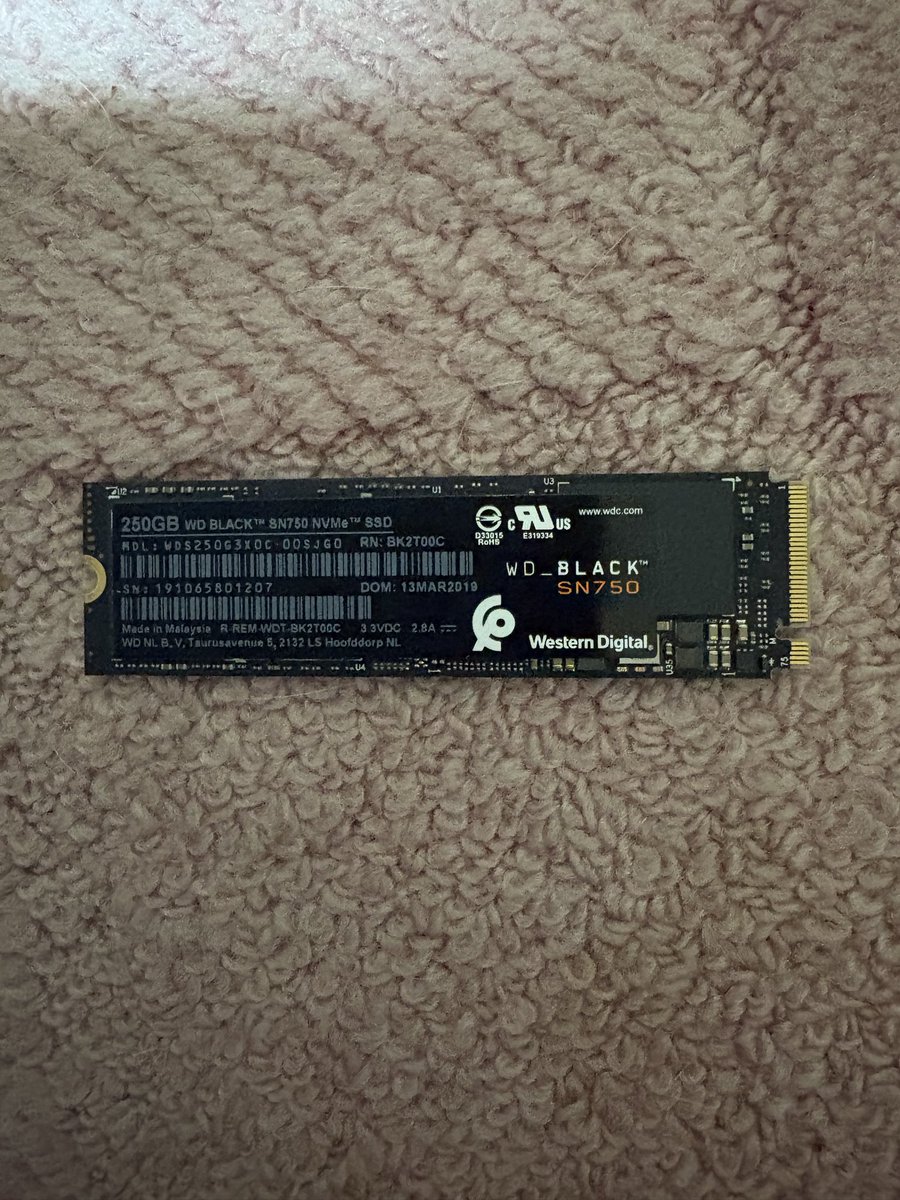 feh85654's tweet photo. ヤフオクかメルカリで売ろうかと思ったけどやっぱもったいないな‼️

#m.2nvme https://t.co/csaddYZdbx