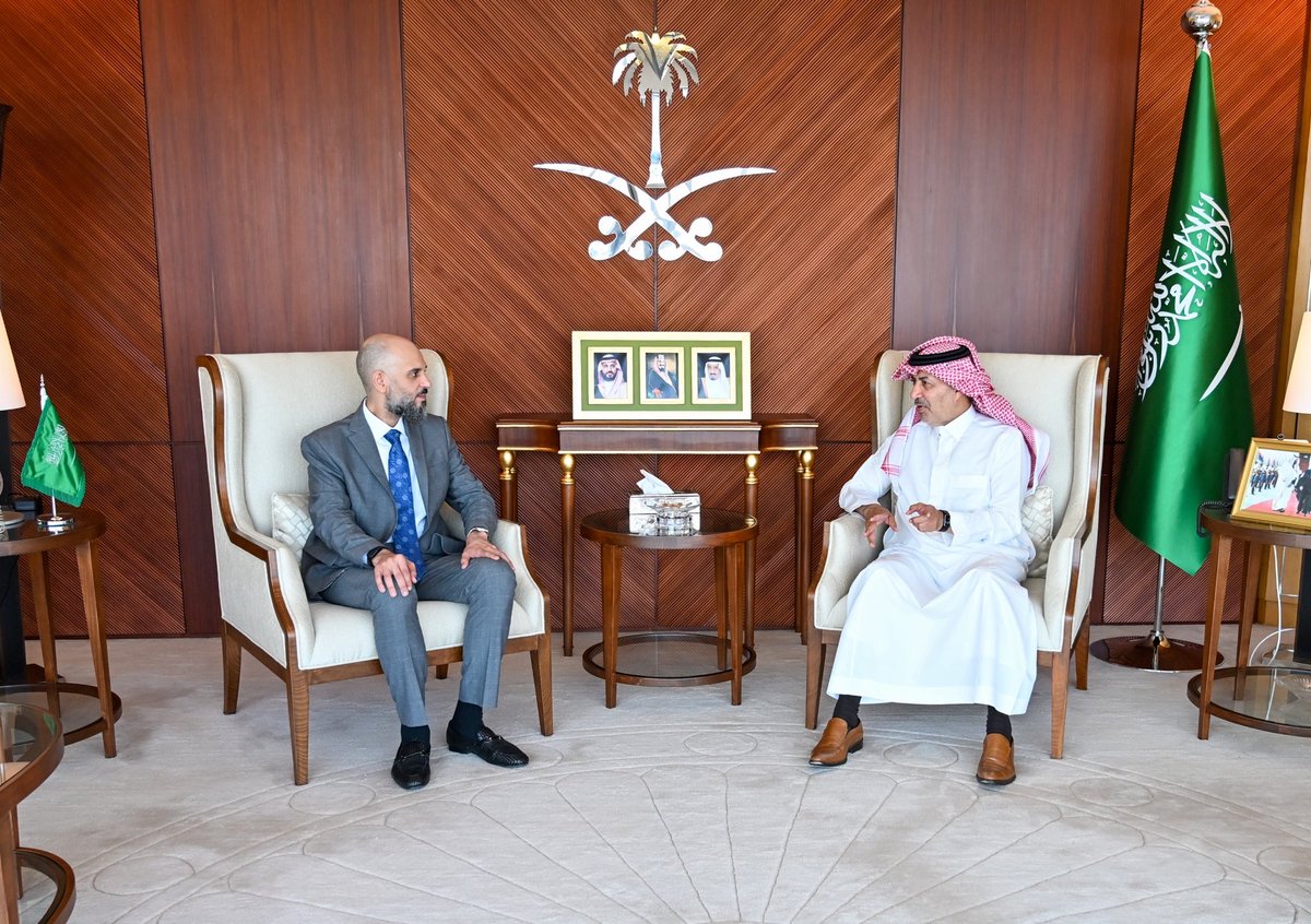 KSAembassyEG's tweet photo. استقبل سفير خادم الحرمين الشريفين لدى جمهورية مصر العربية، صالح بن عيد الحصيني، في مقر السفارة كلاً من الأستاذ/محمود عبدالوهاب شيخ- مدير عام مراكز تأشير، والأستاذ/عبدالله فيصل المقاطي- مدير مراكز تأشير في جمهورية مصر العربية.
يأتي اللقاء ضمن جهود متابعة أعمال مراكز تأشير، لتحقيق اعلى كفاءة في تقديم الخدمات للمستفيدين.
حضر اللقاء رئيس الشؤون القنصلية بالسفارة بدر بن راشد الوابصي.